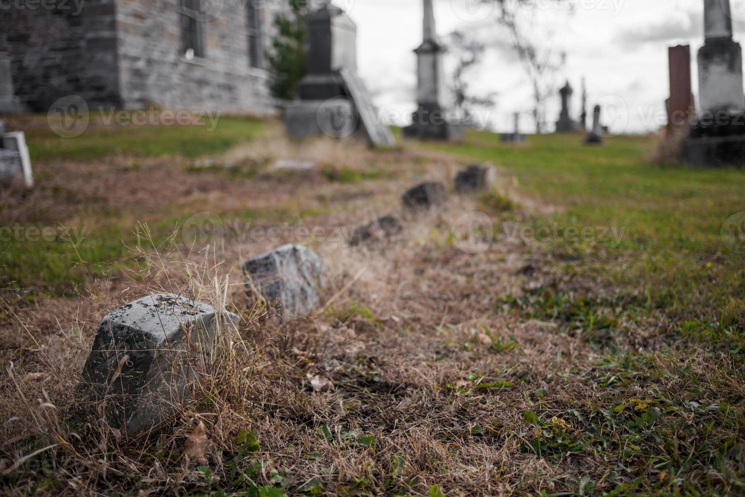 Antiguo cementerio irlandés abandonado y ruinas de la iglesia foto