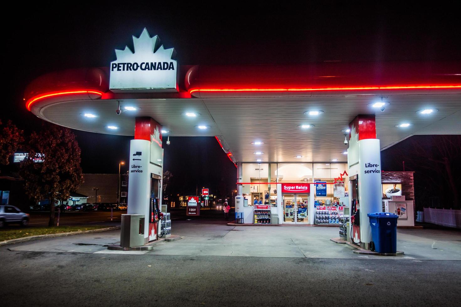 Montreal, Canadá 1 de diciembre de 2017. Petro Canadá comercio y gasolinera iluminada por la noche foto