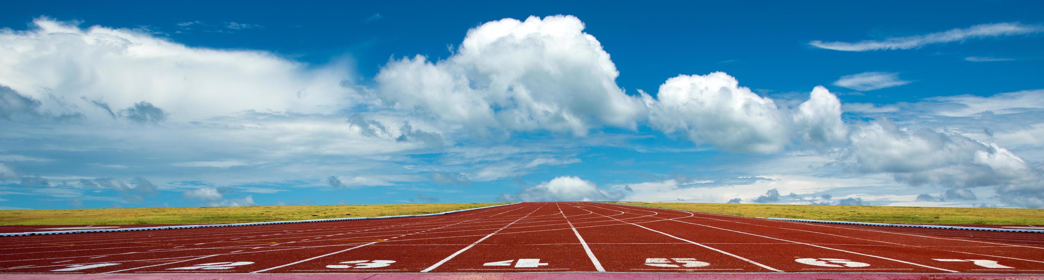 pista de atleta o pista de atletismo y pista de atletismo con esquina del campo de fútbol foto