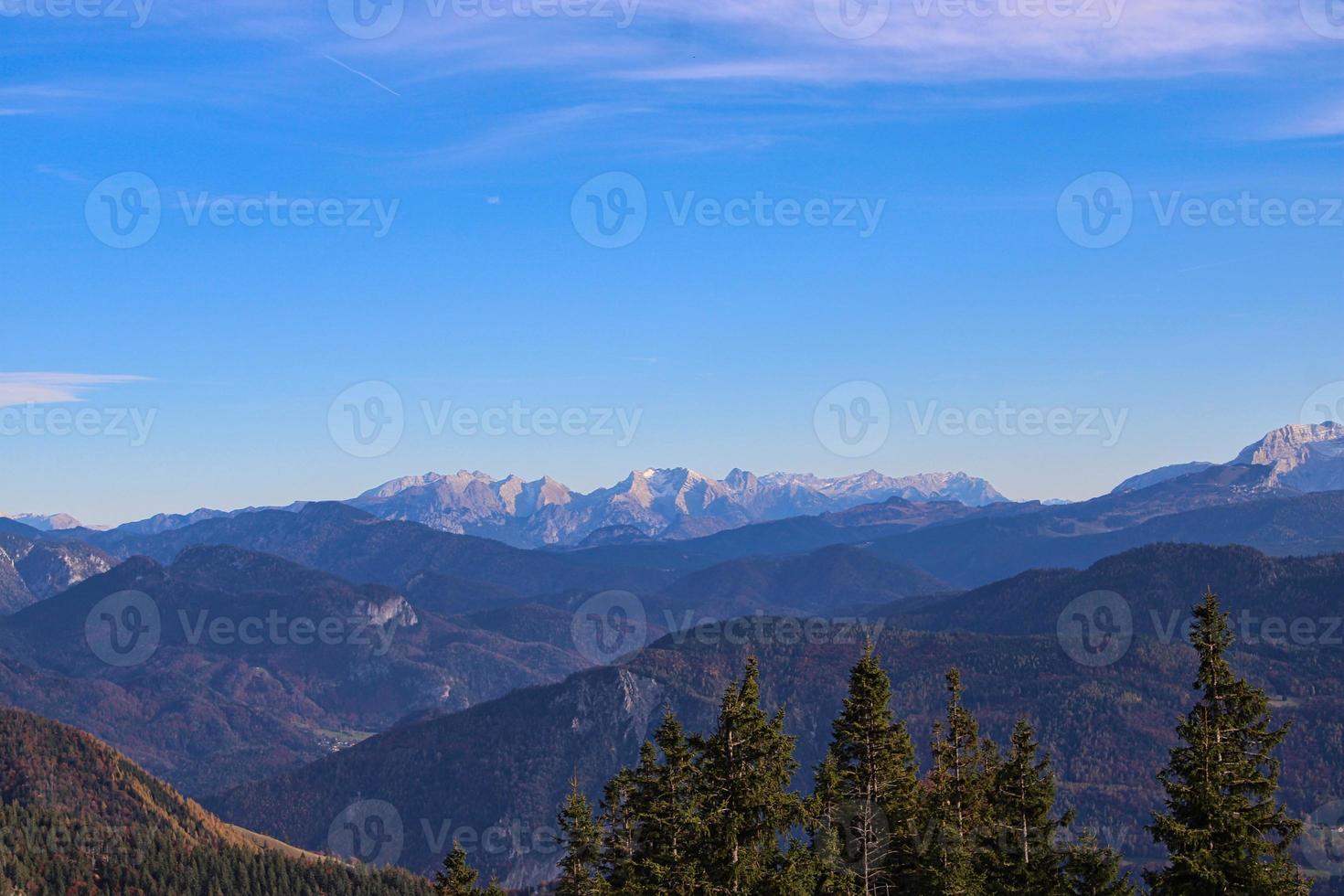 cumbre de la montaña kampenwand en un hermoso día de otoño foto