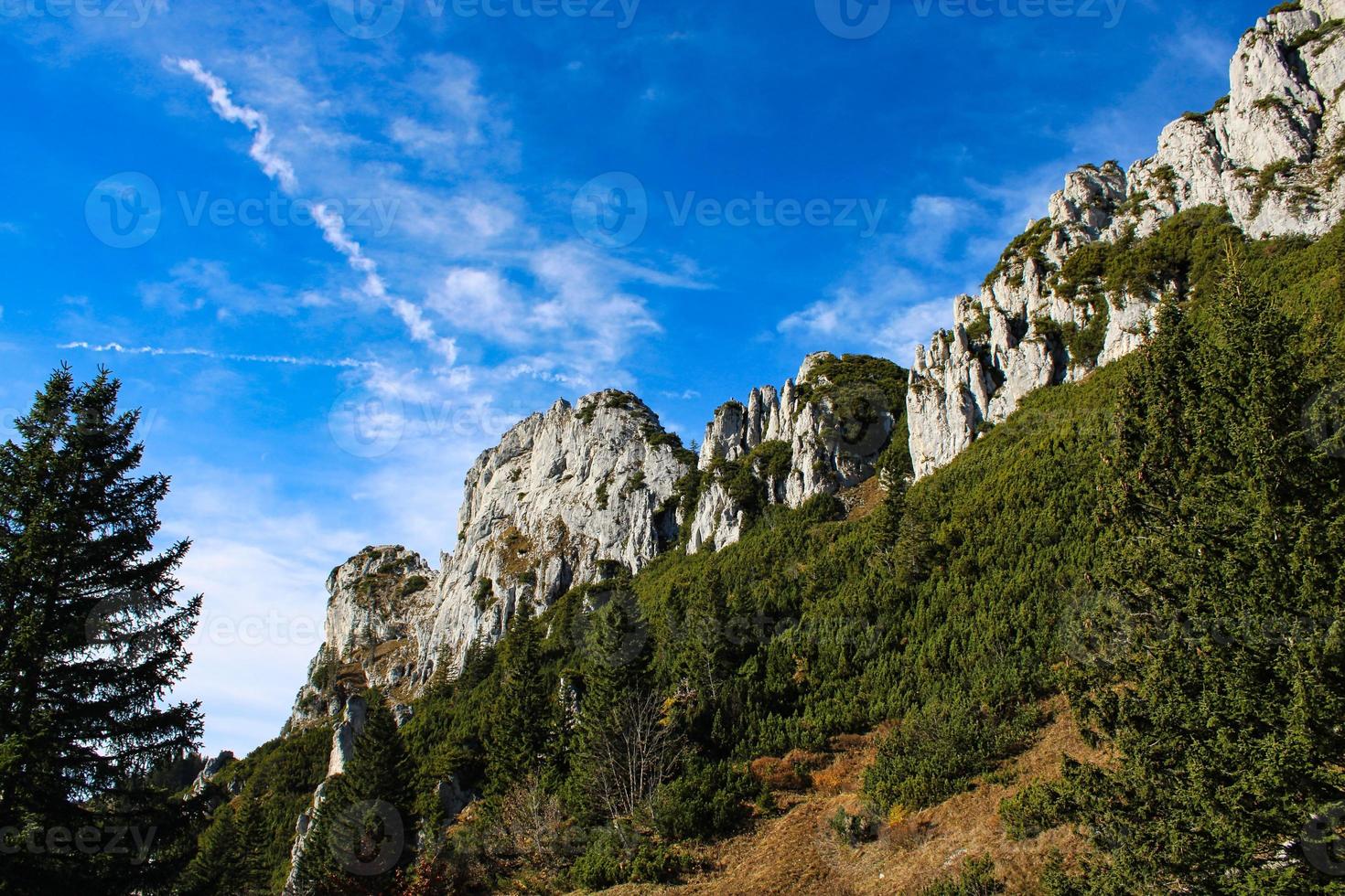 cumbre de la montaña kampenwand en un hermoso día de otoño foto