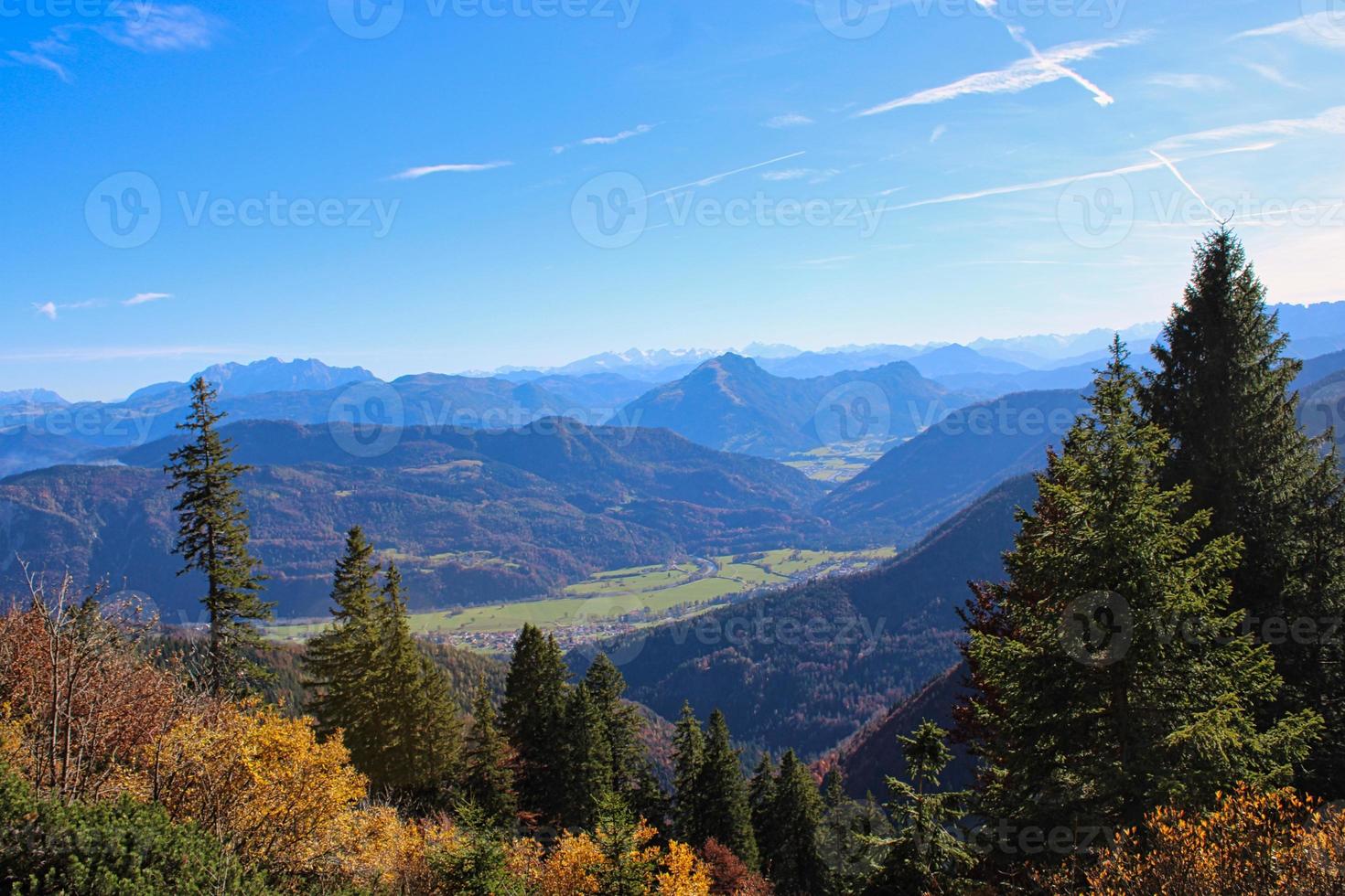 cumbre de la montaña kampenwand en un hermoso día de otoño foto