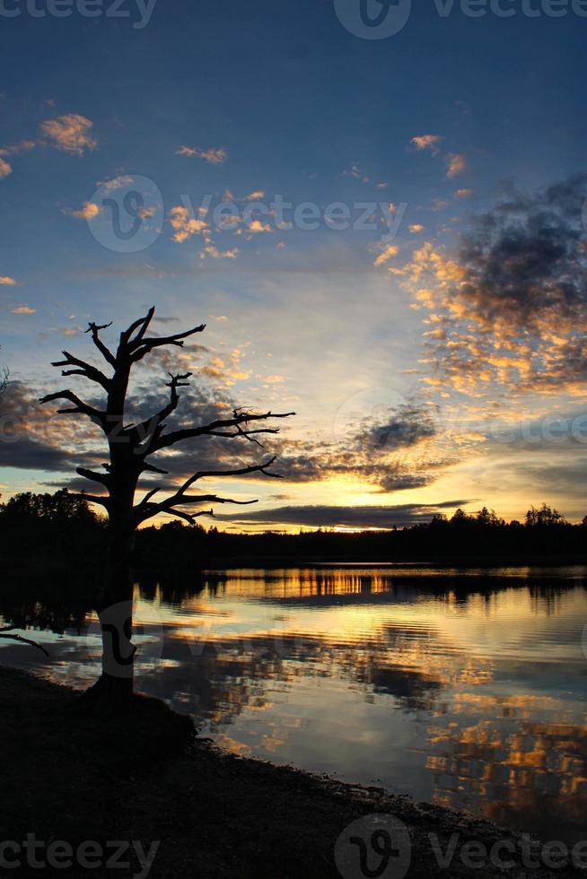 puesta de sol romántica con reflejos únicos en un lago tranquilo foto