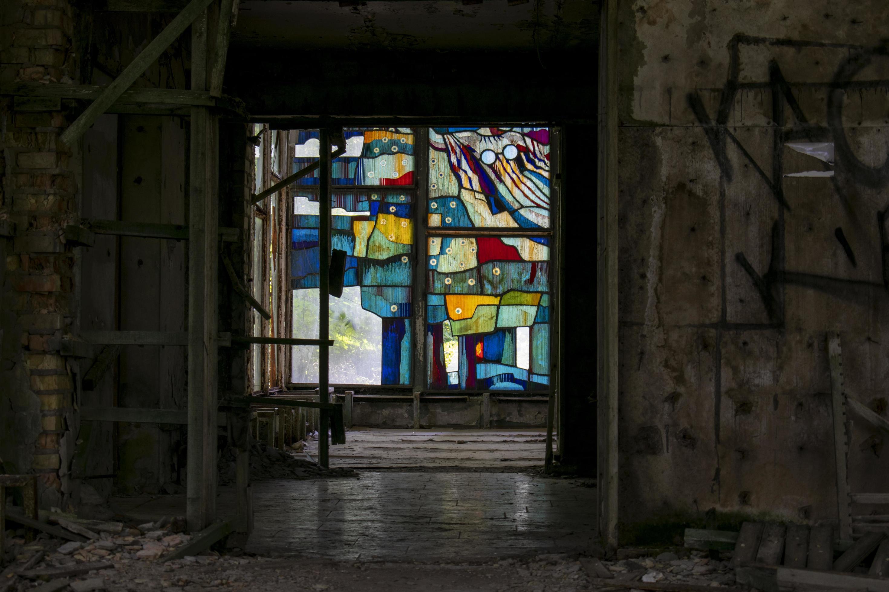 Chernobyl, Ucrania, 8 de agosto de 2021. mosaico de vidrio en Riverside