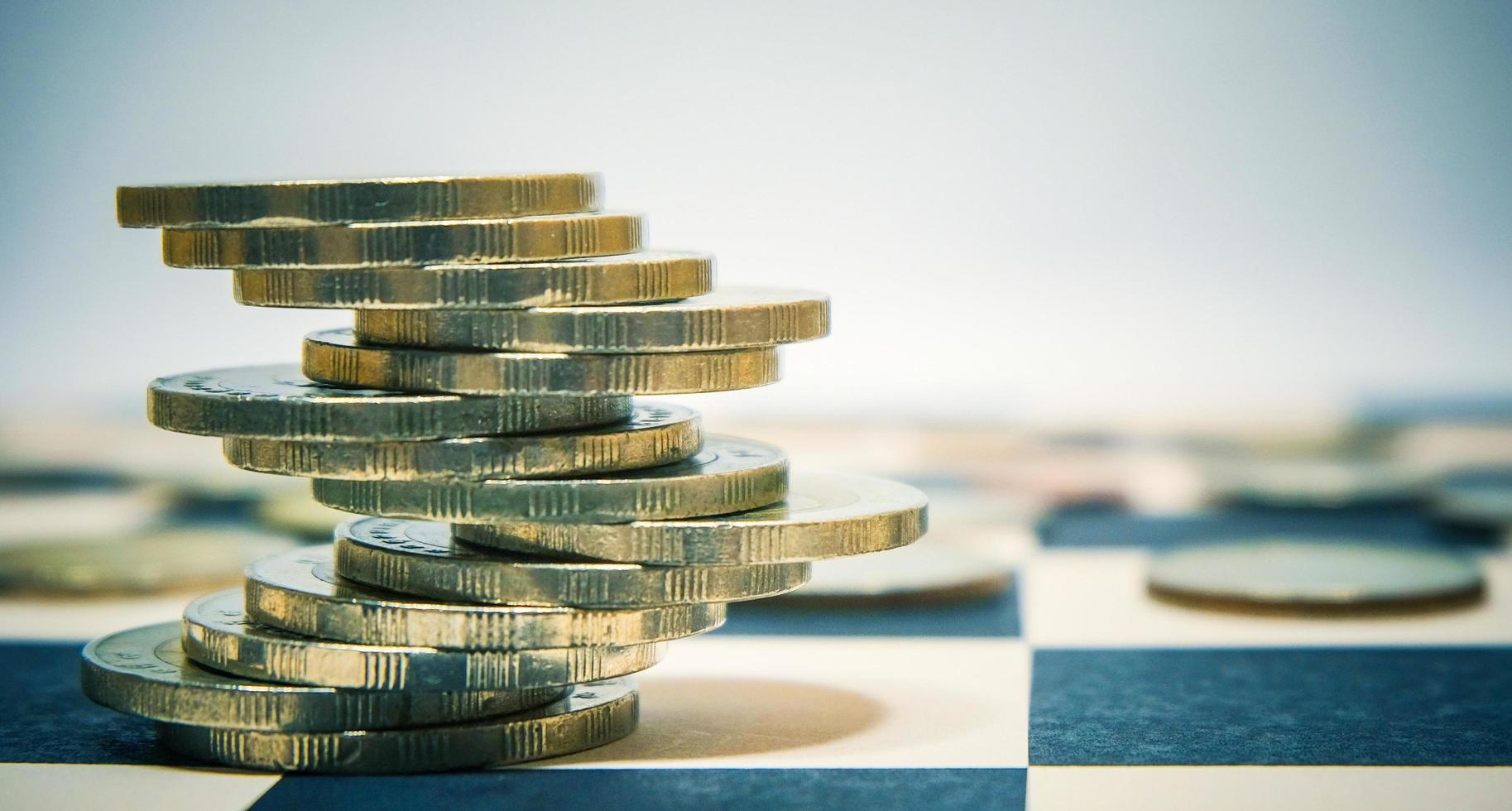 monedas de euro apiladas en la mesa de damas por concepto de economía o inversión. foto