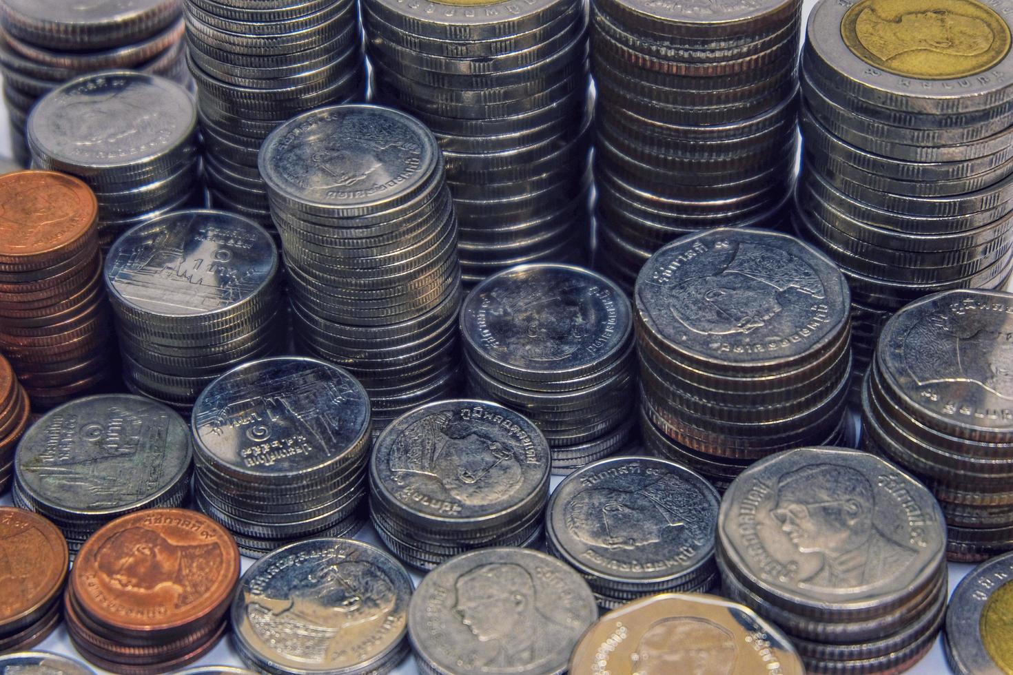 muchas monedas apiladas por concepto de economía de ahorro e inversión. foto