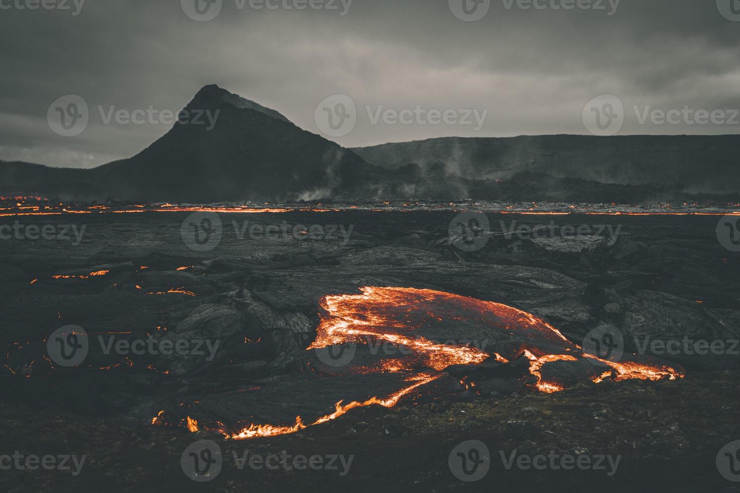 erupción del volcán fagradalsfjall islandia foto