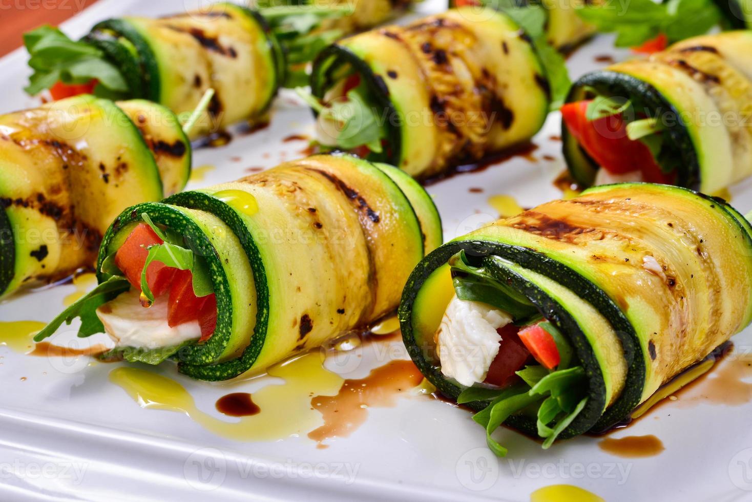 rollos de calabacín con rúcula, mozzarella y tomate foto