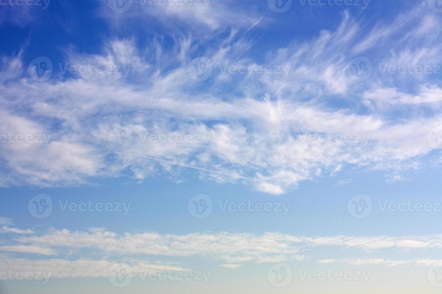 tenues nubes en el cielo foto