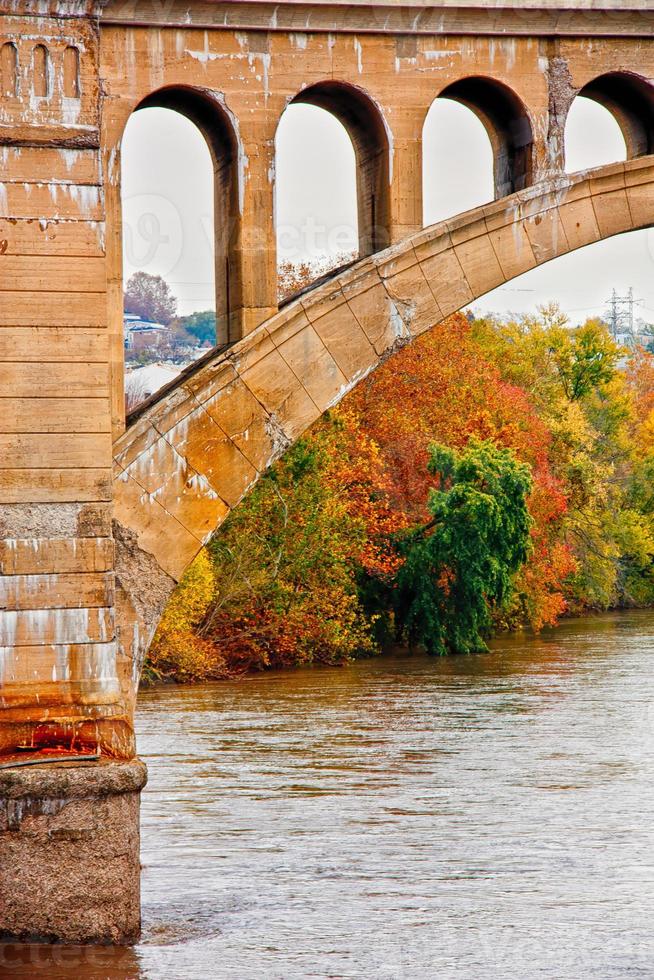 arco de puente sobre el río foto