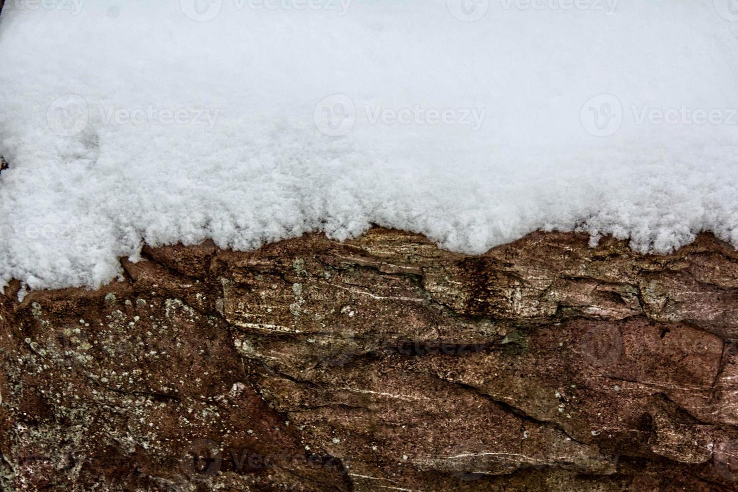 roca cubierta de nieve foto