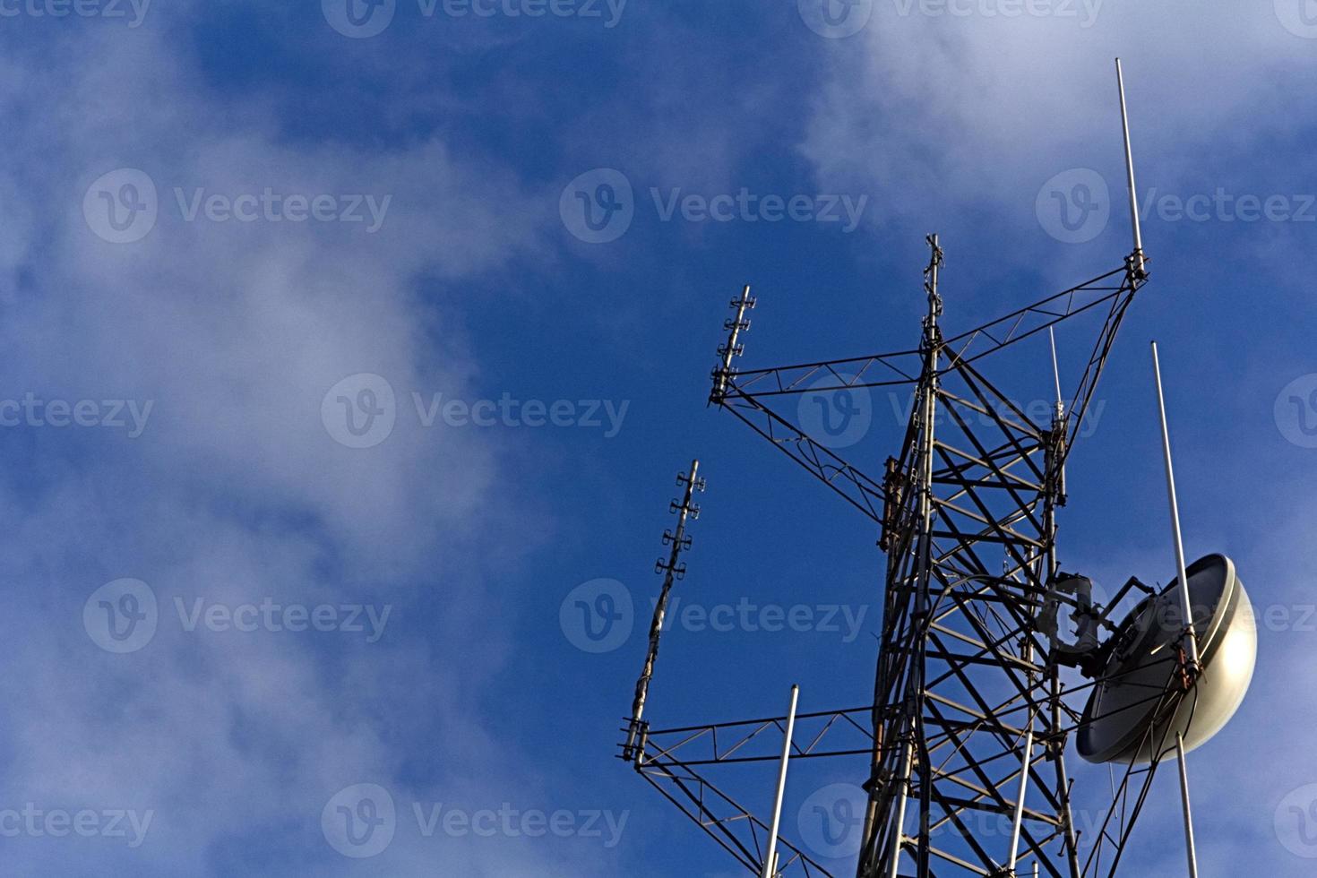 torre de antena y cielo foto