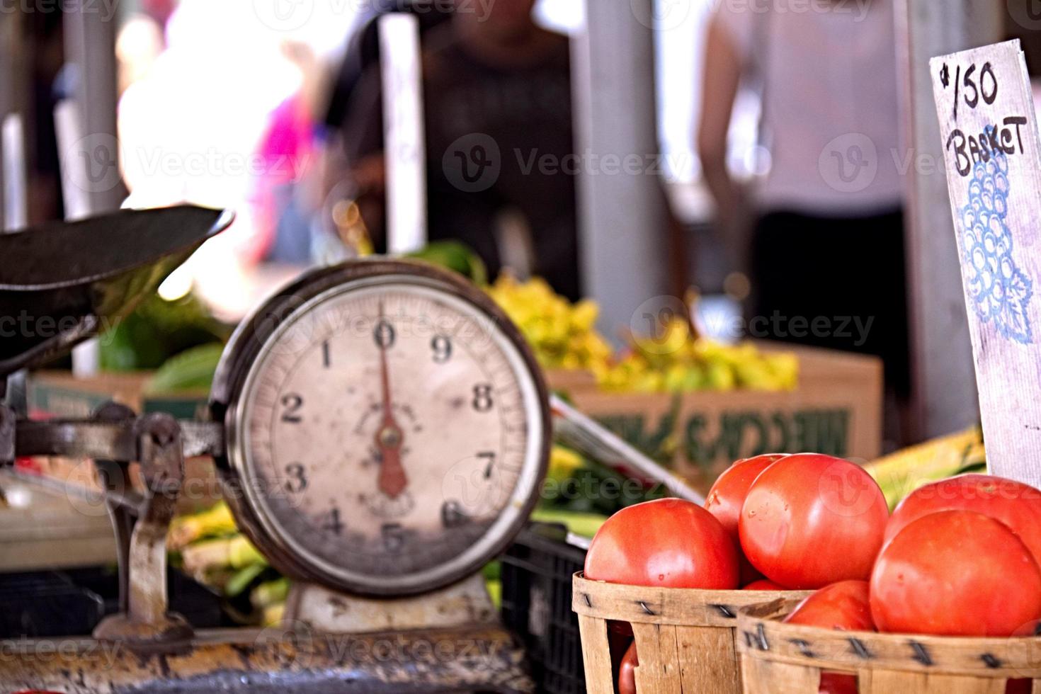Tomatoes and scale photo