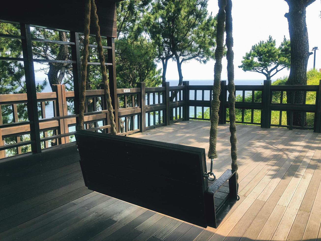 columpios de madera en un jardín. vista trasera. Isla Jeju foto