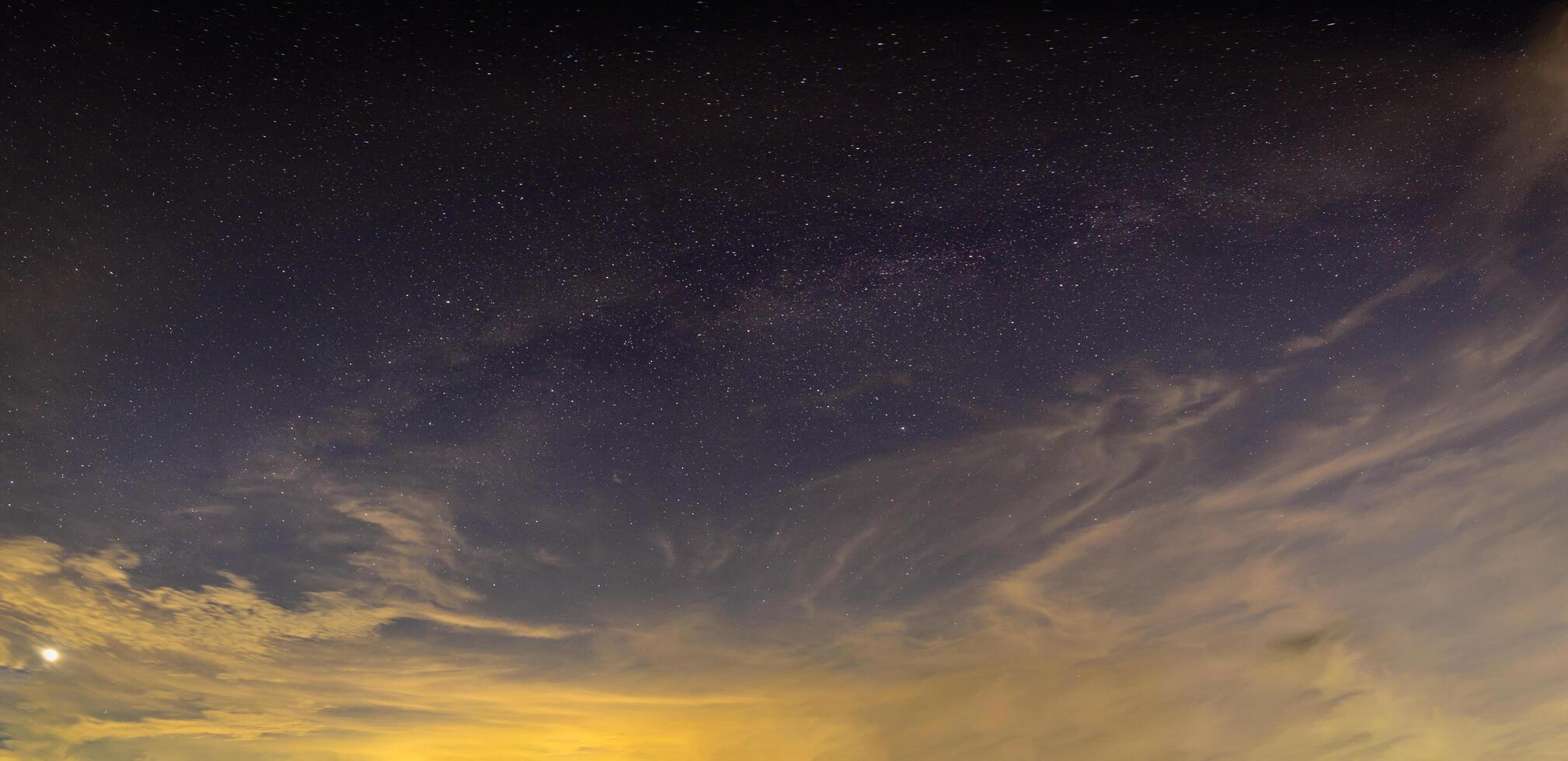 cielo estrellas nubes vía láctea en la noche foto