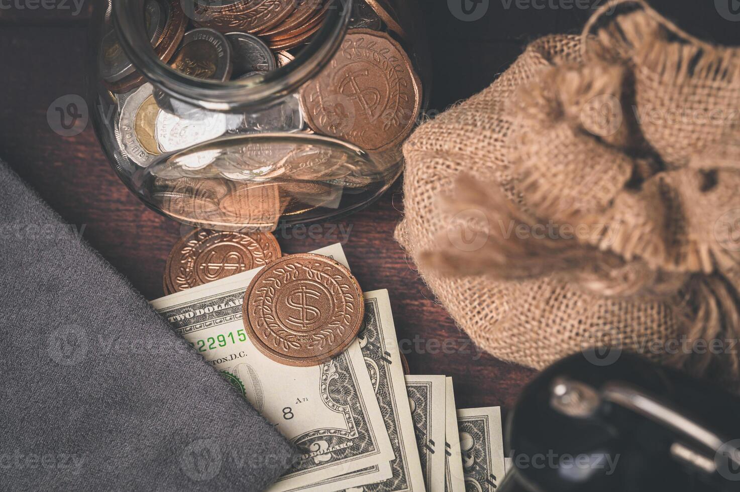 ahorrar dinero, invertir acciones, ingresos financieros foto