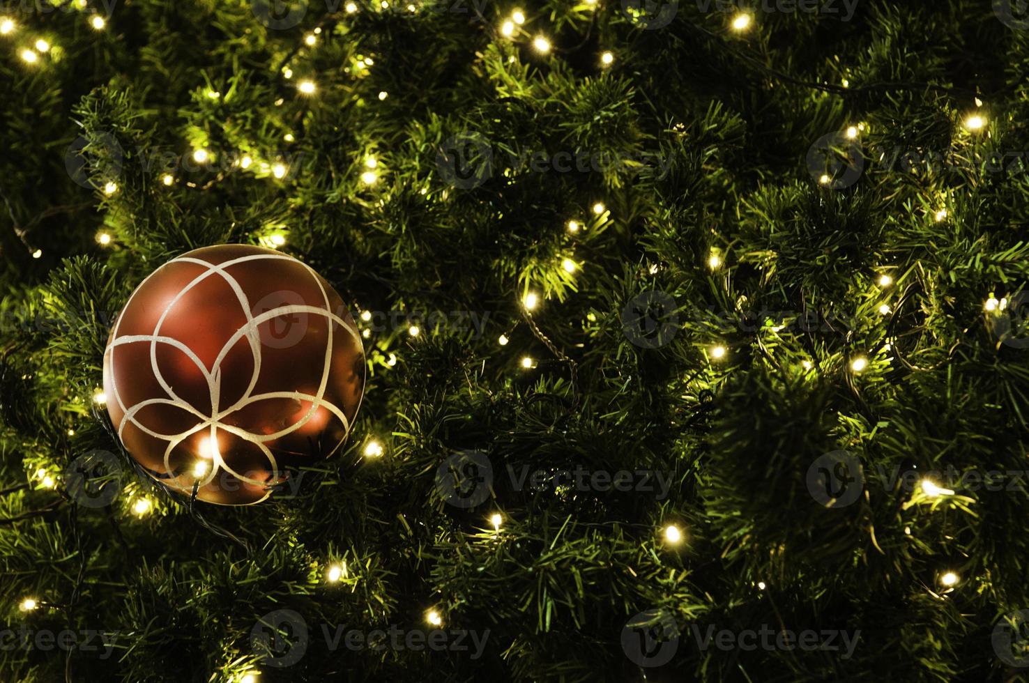 bola de navidad colgando de un árbol. foto
