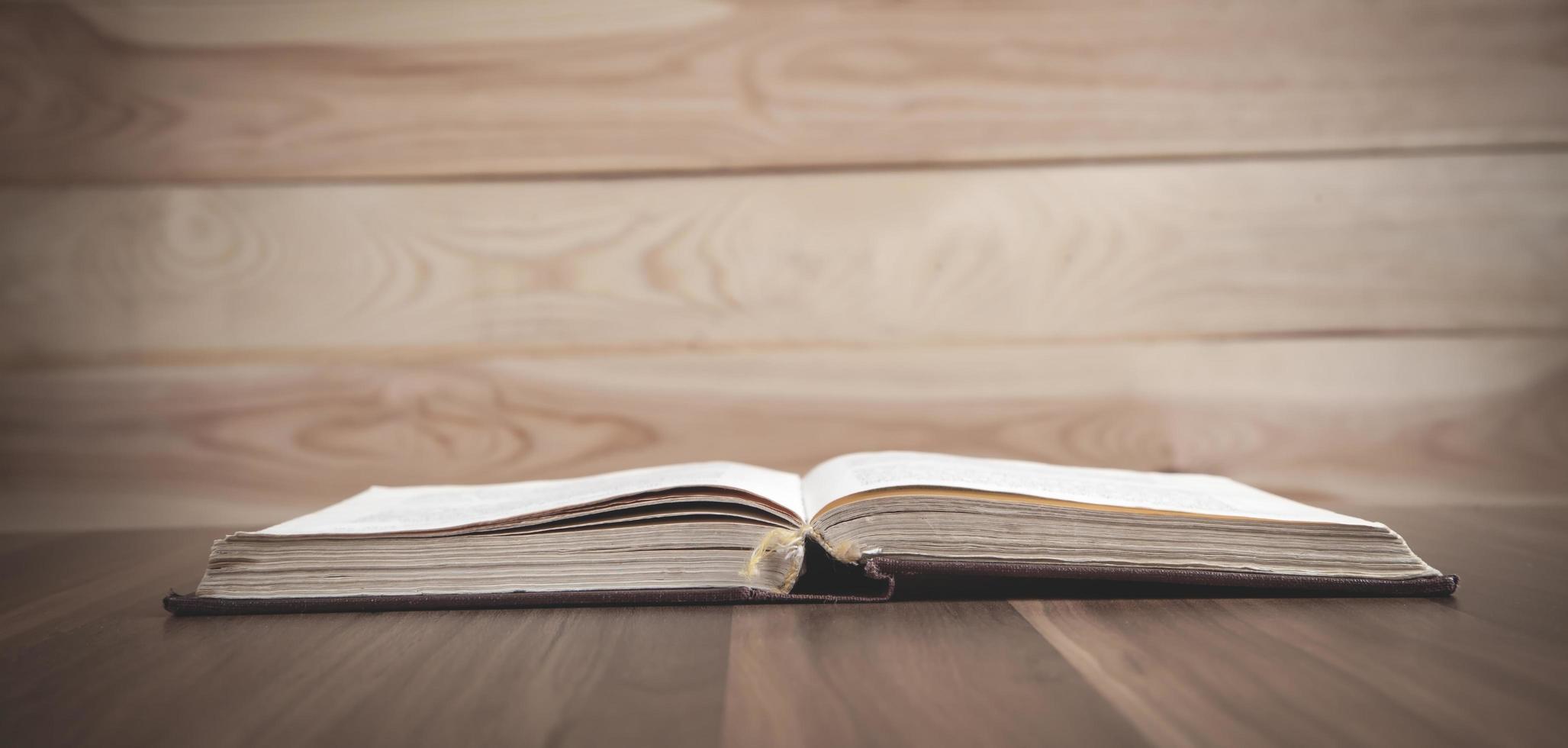 Santa Biblia en la mesa de madera. foto