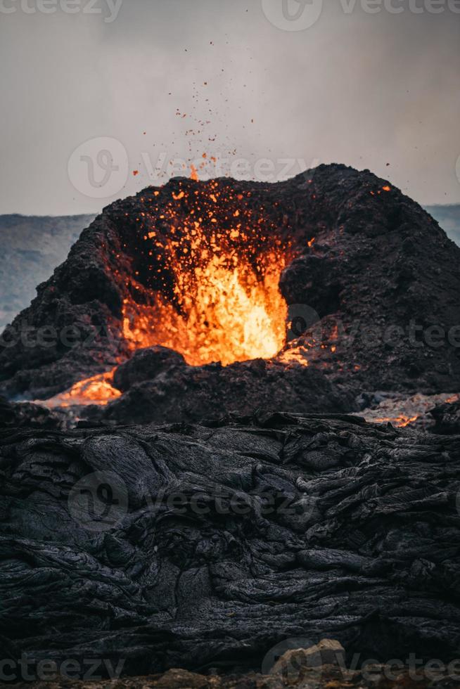 erupción del volcán fagradalsfjall islandia foto