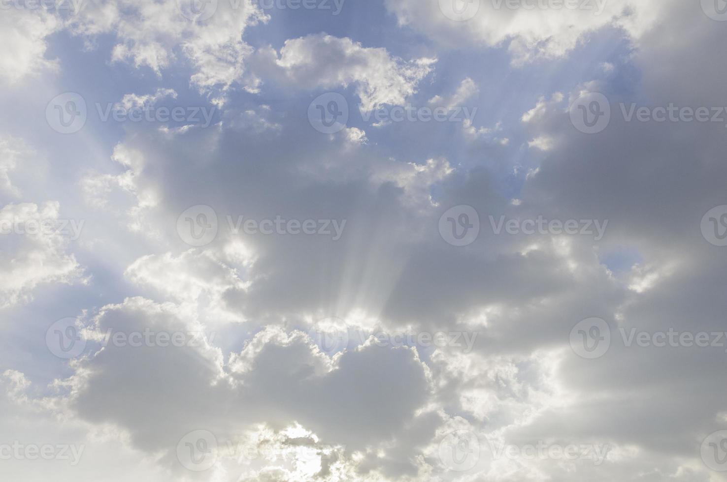 cielo azul y nubes blancas. foto