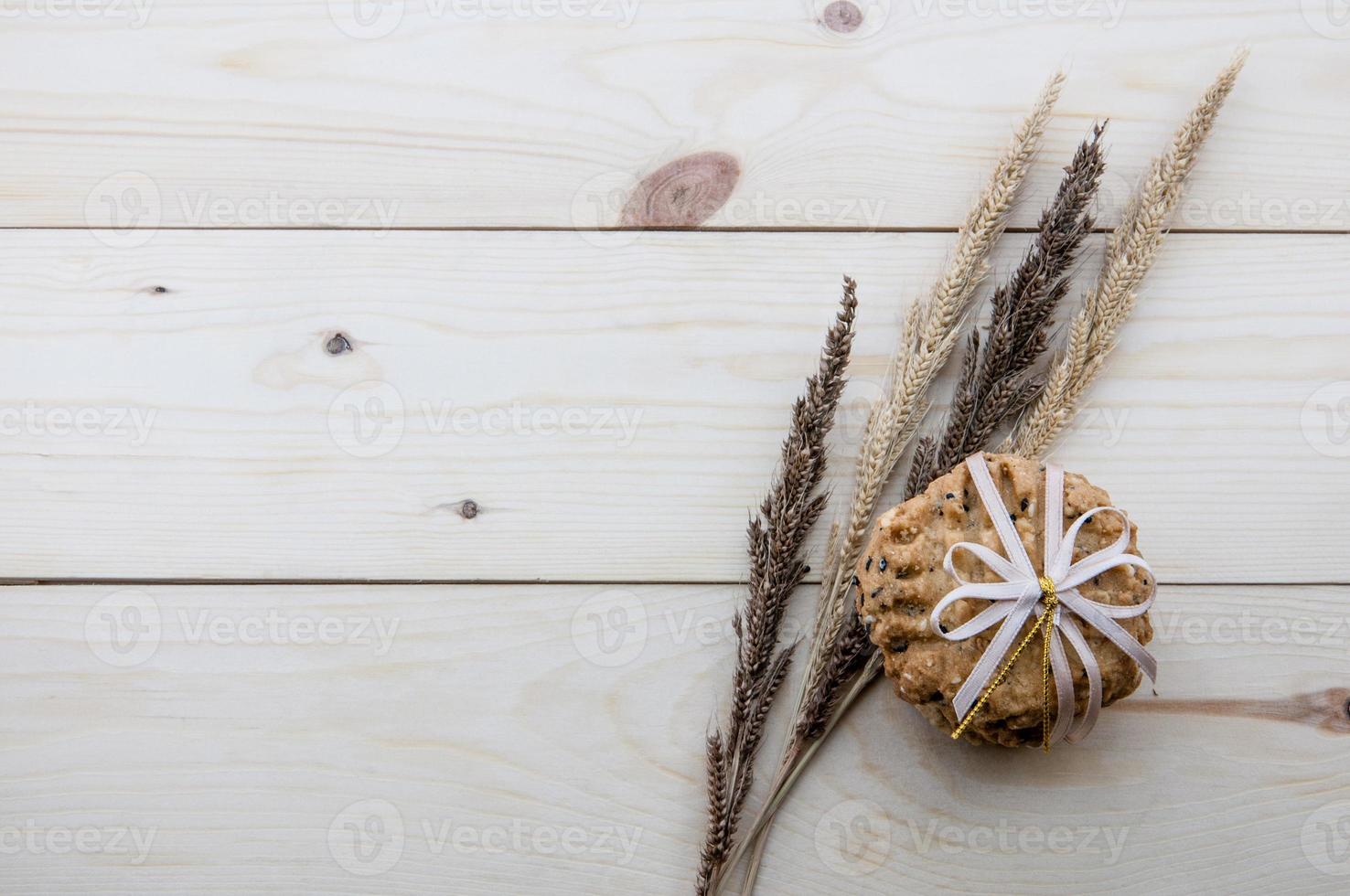 Coloque las galletas con una cinta atada sobre un piso de madera. foto