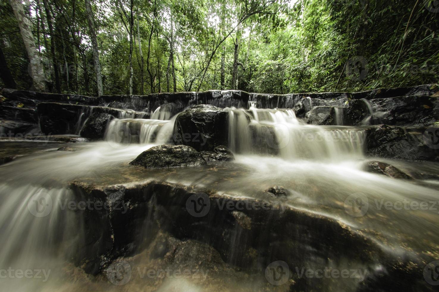 una hermosa cascada con una exposición lenta foto