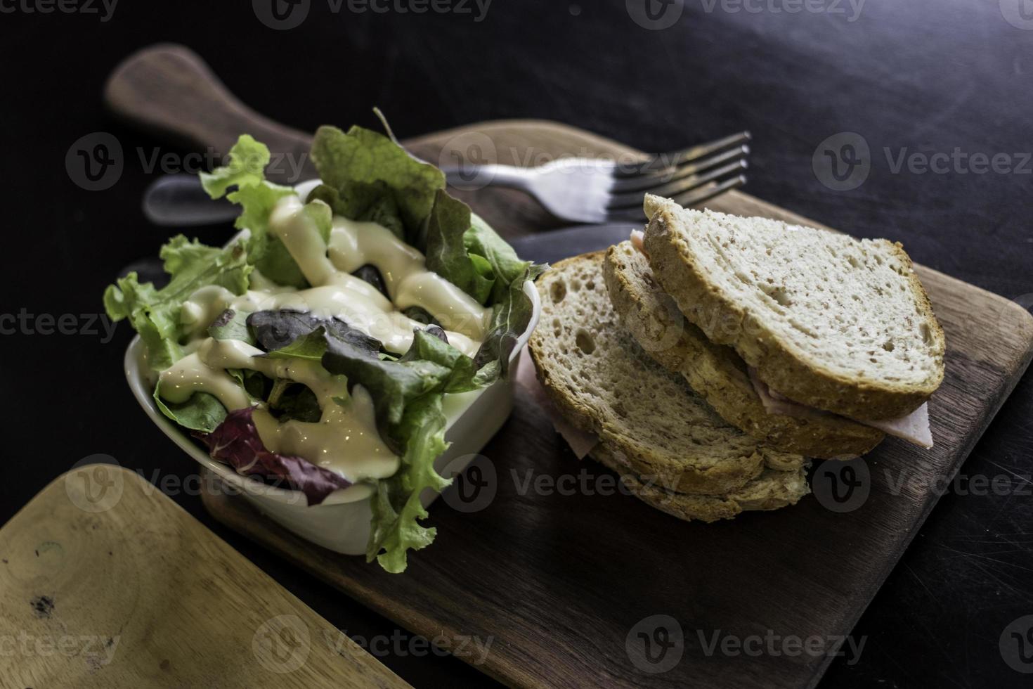 plato de ensalada césar con folk foto