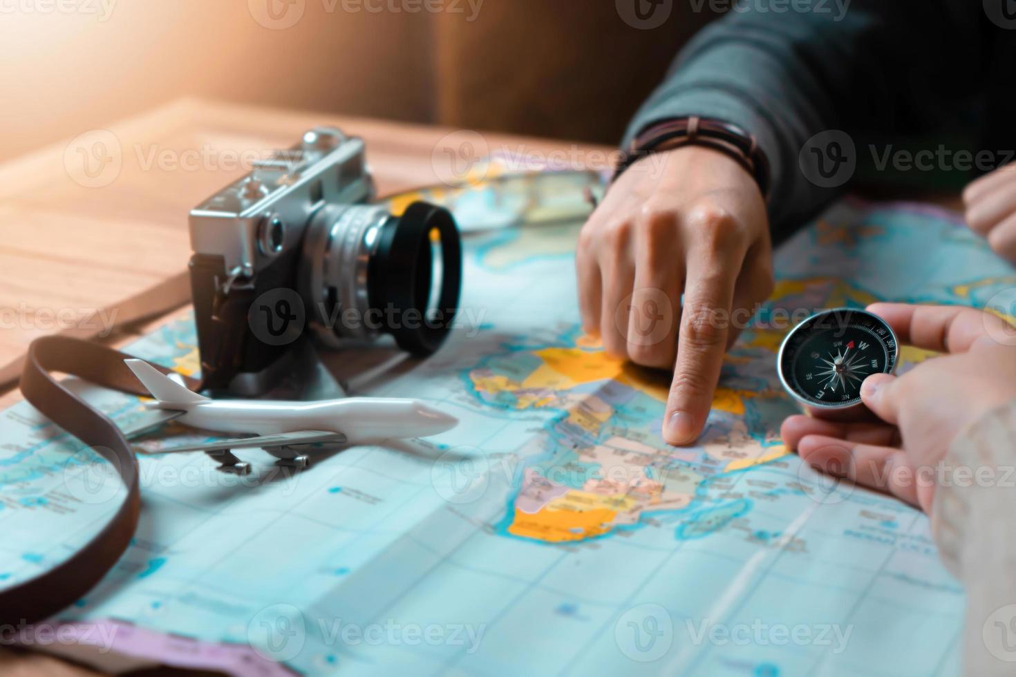 Mujer con un amigo planeando un viaje de vacaciones con accesorios de viajero foto