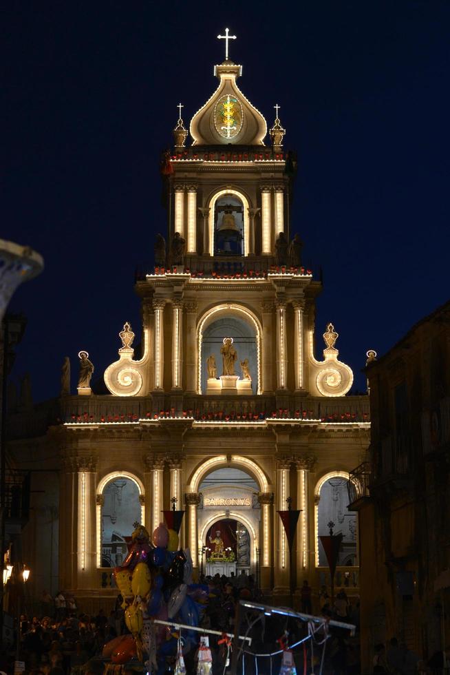 fachada de la iglesia de san paolo apostolo en palazzolo acreide iluminada para la fiesta, 29 de junio. pablo el apóstol, palazzolo acreide, siracusa sicilia. foto