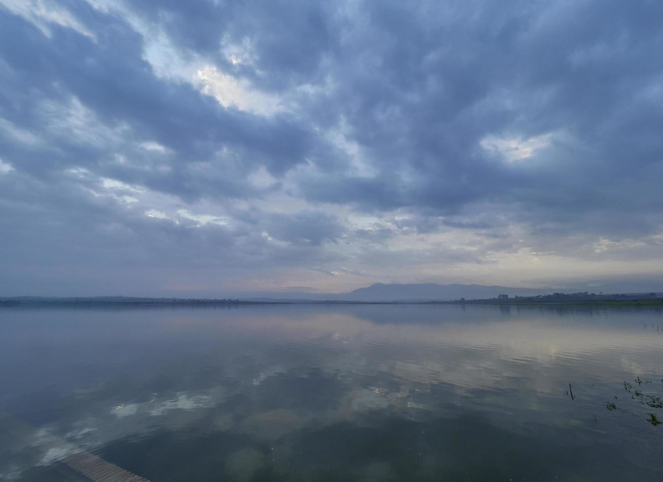 Amanecer en el embalse de Bellus, España foto