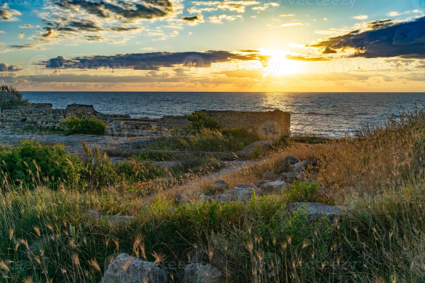 hermosa puesta de sol sobre las ruinas de chersonesos. Sebastopol, Crimea foto