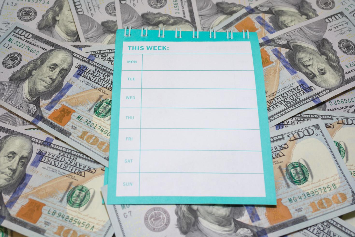 financial planning of the work week photo