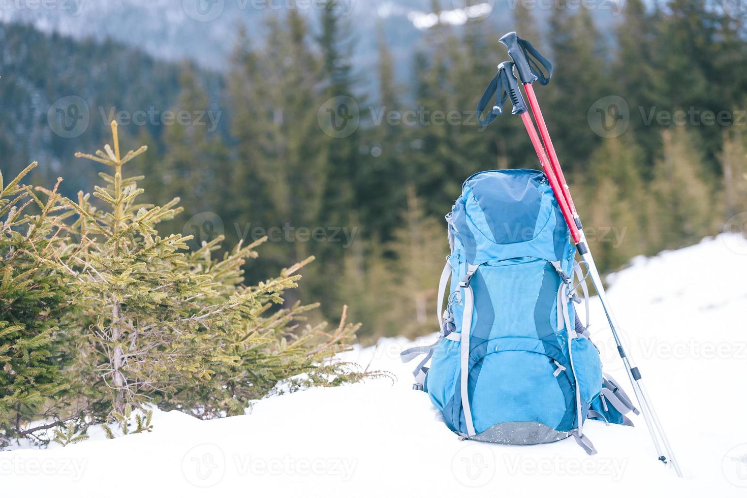 mochila en la nieve. foto