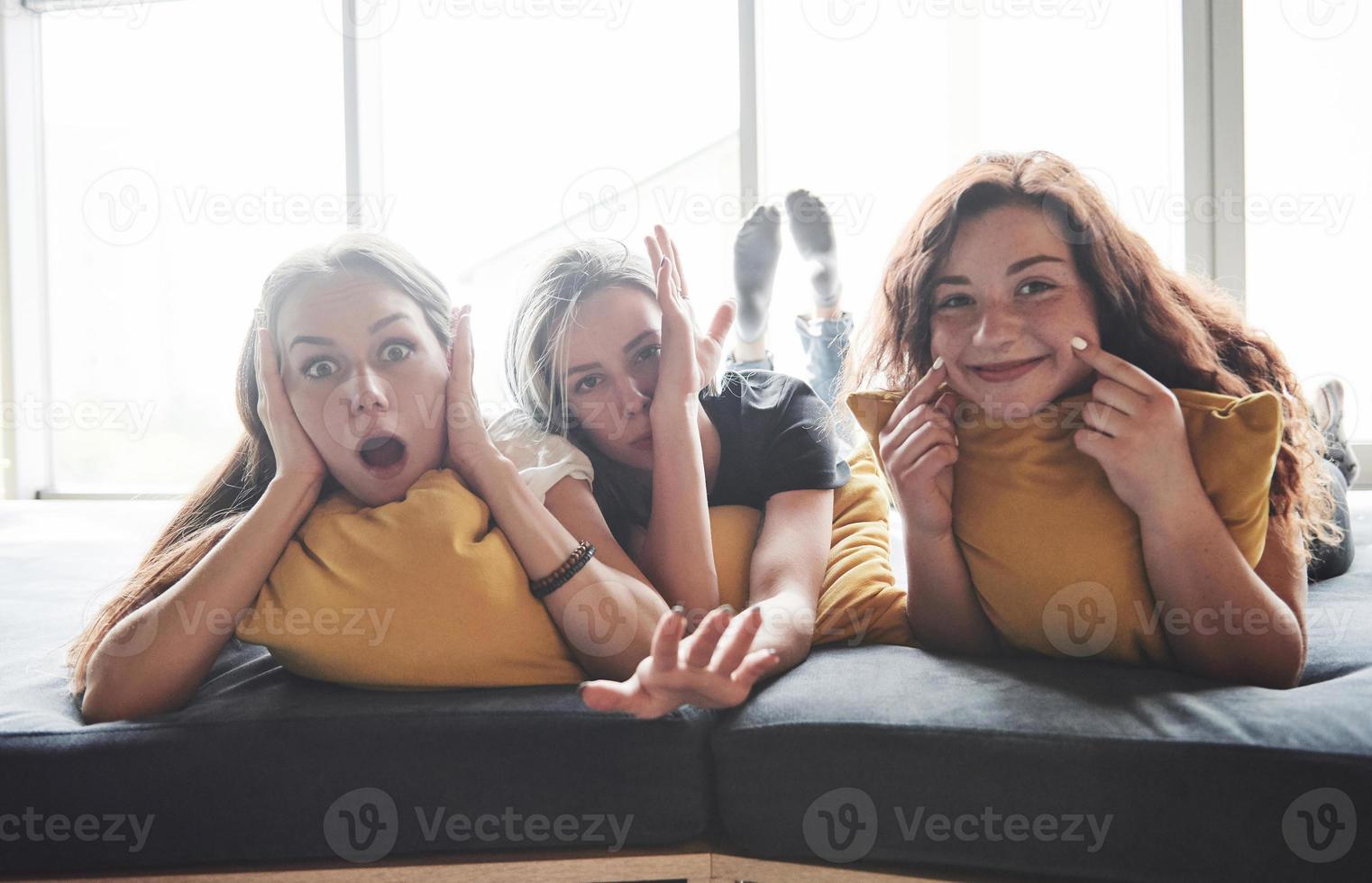 Locos jóvenes mejores amigos se divierten en casa. el concepto de entretenimiento y estilo de vida foto