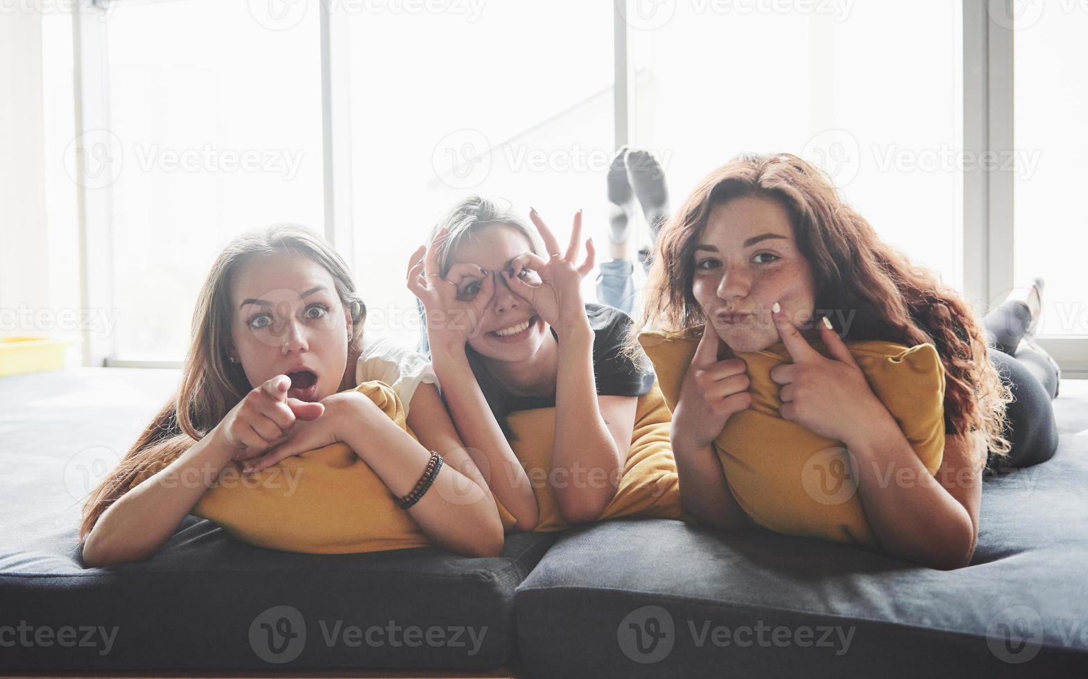 Locos jóvenes mejores amigos se divierten en casa. el concepto de entretenimiento y estilo de vida foto