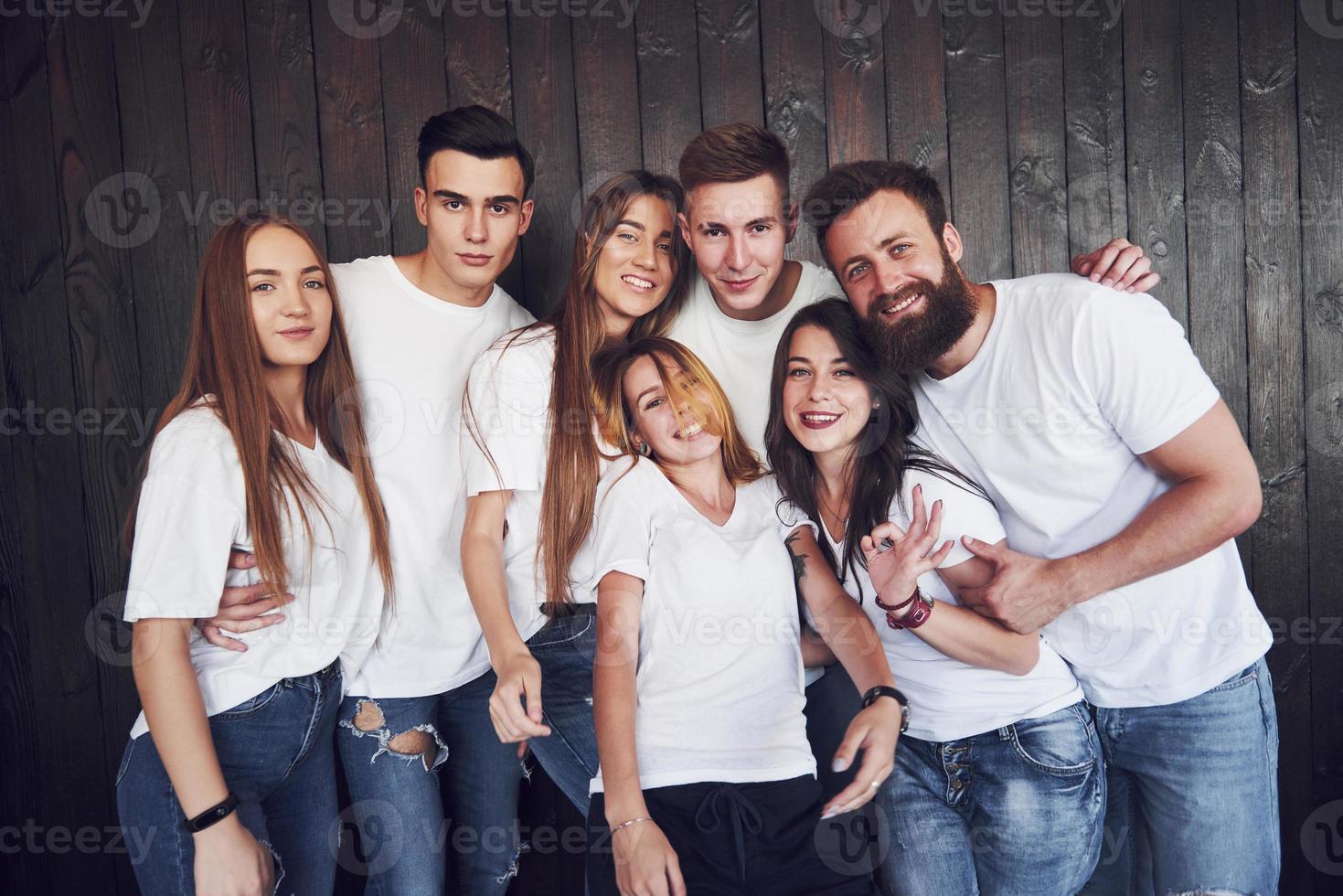 fiesta con amigos. Grupo de jóvenes alegres que se divierten juntos y celebran algo. foto