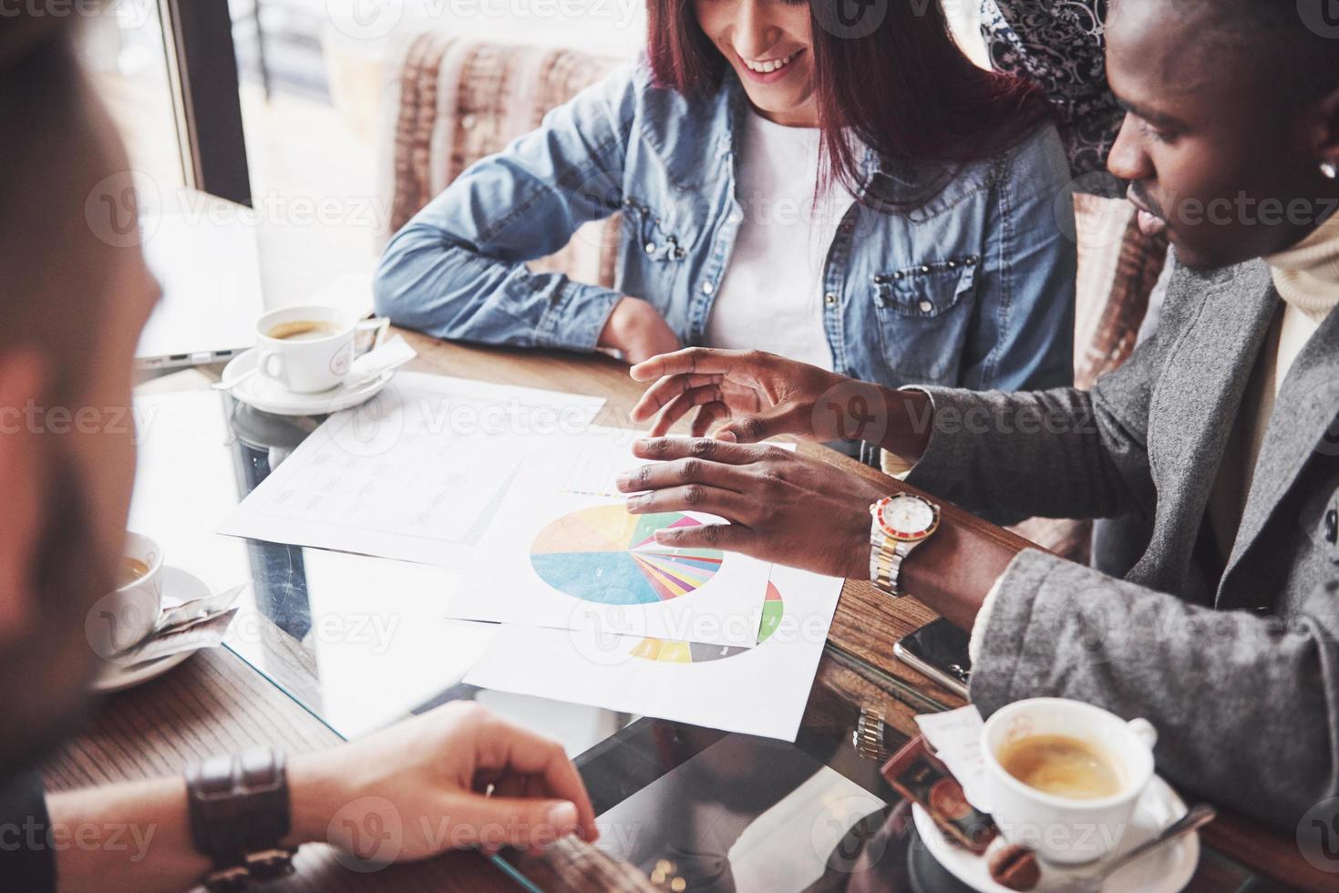 grupo de empresarios vestidos casualmente discutiendo ideas. profesionales creativos se reunieron para discutir los temas importantes del nuevo proyecto de inicio exitoso. concepto de lluvia de ideas de trabajo en equipo foto