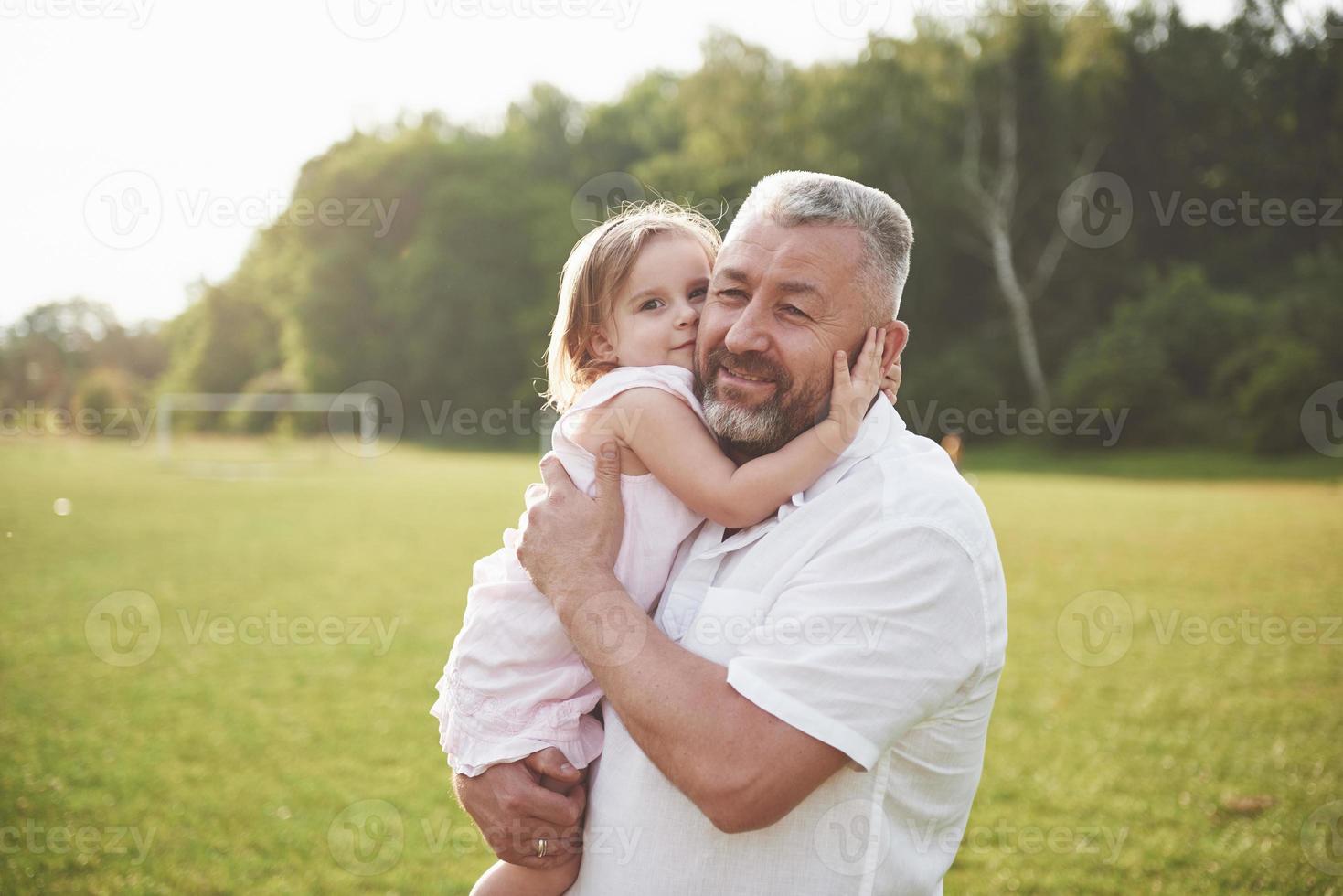 retrato, de, abuelo, con, nieta, relajante, juntos, en el parque foto