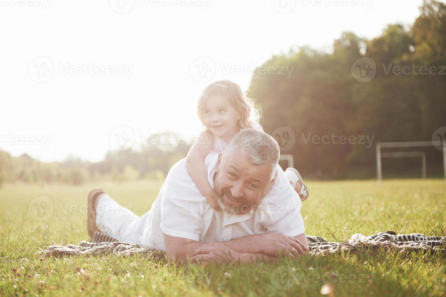retrato, de, abuelo, con, nieta, relajante, juntos, en el parque foto