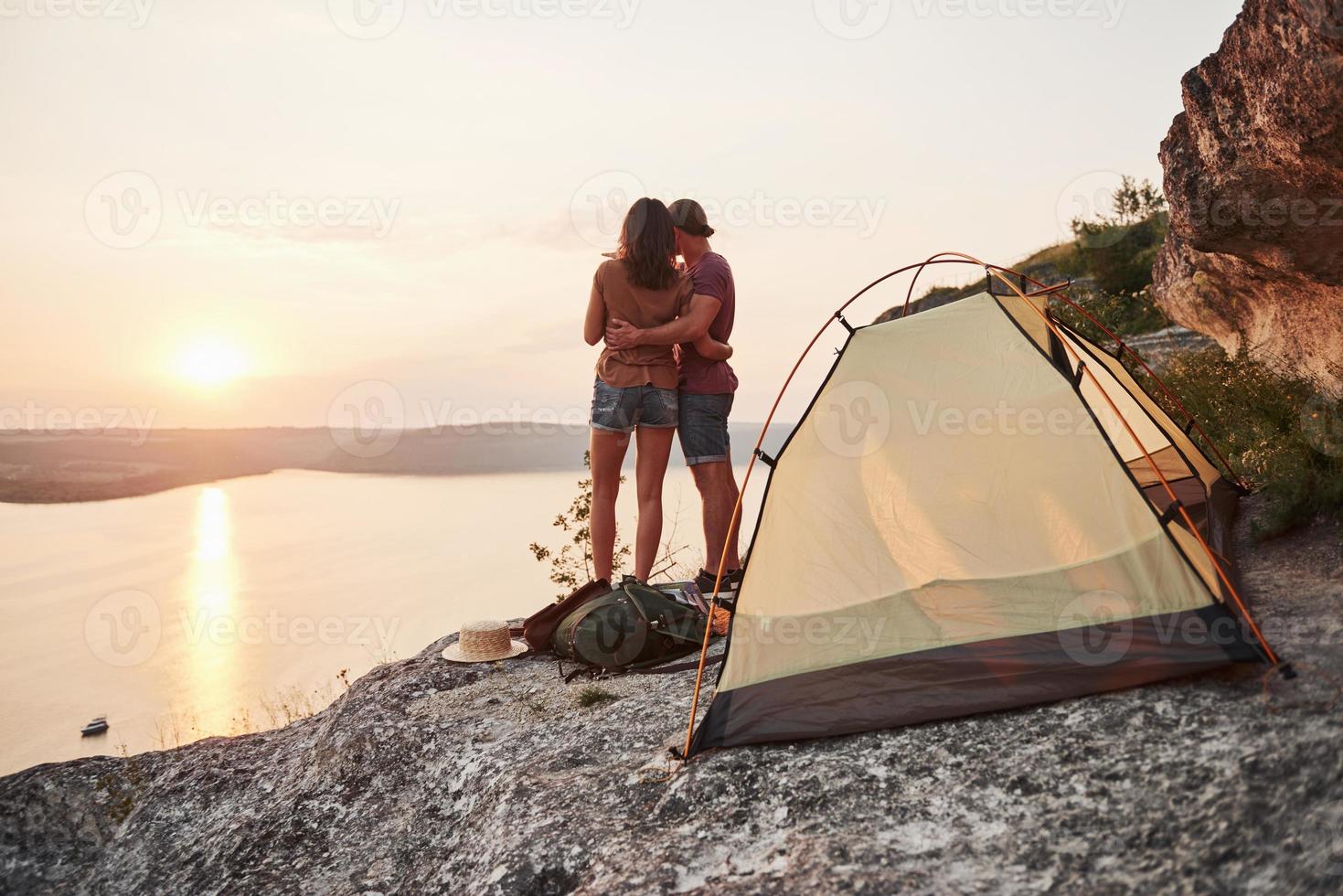 foto de feliz cerca de la tienda con vistas al lago durante el viaje de senderismo. concepto de vacaciones de aventura de estilo de vida de viaje