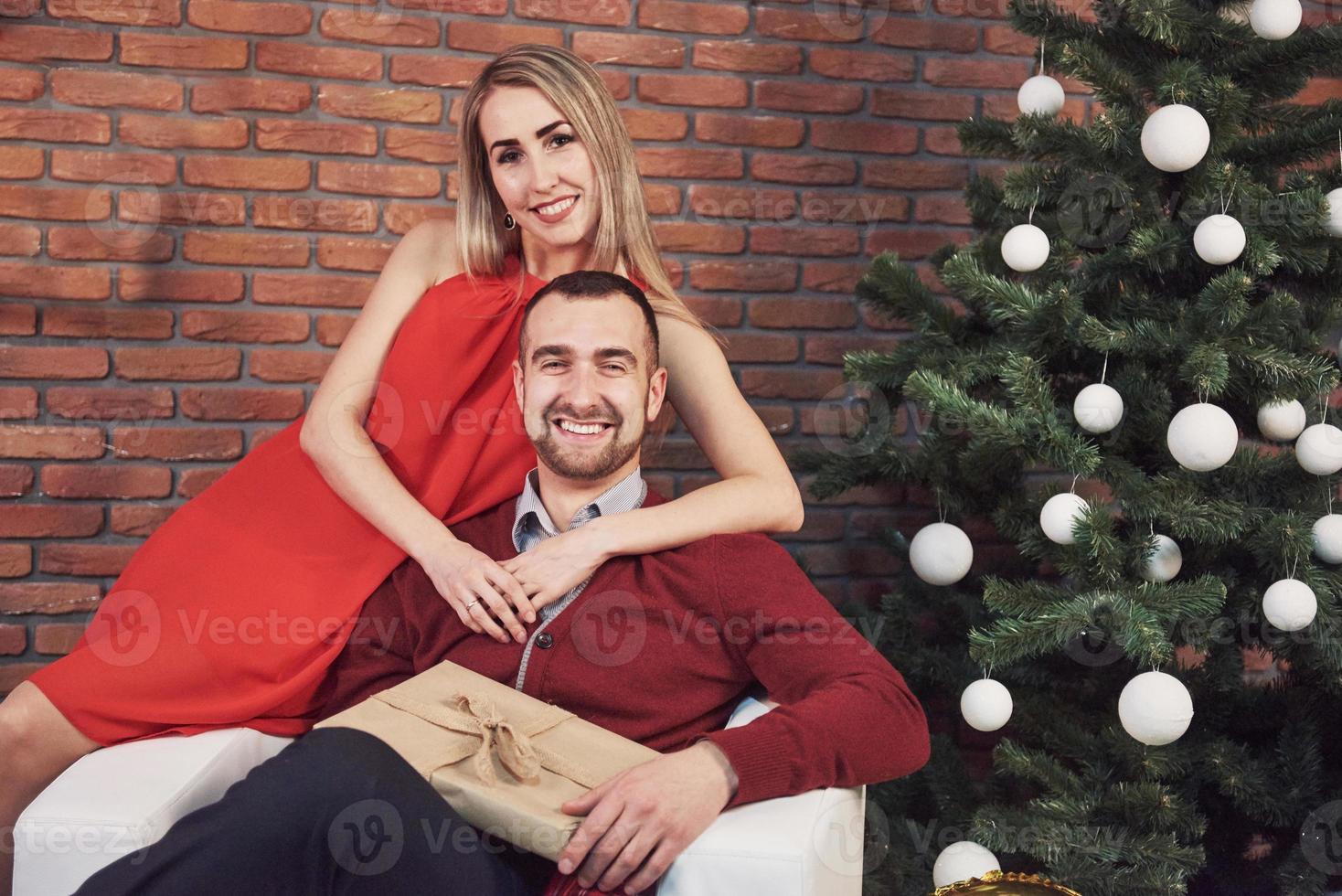 pareja joven encuentro navidad abrazando a casa. Año nuevo. estado de ánimo festivo de un hombre y una mujer foto