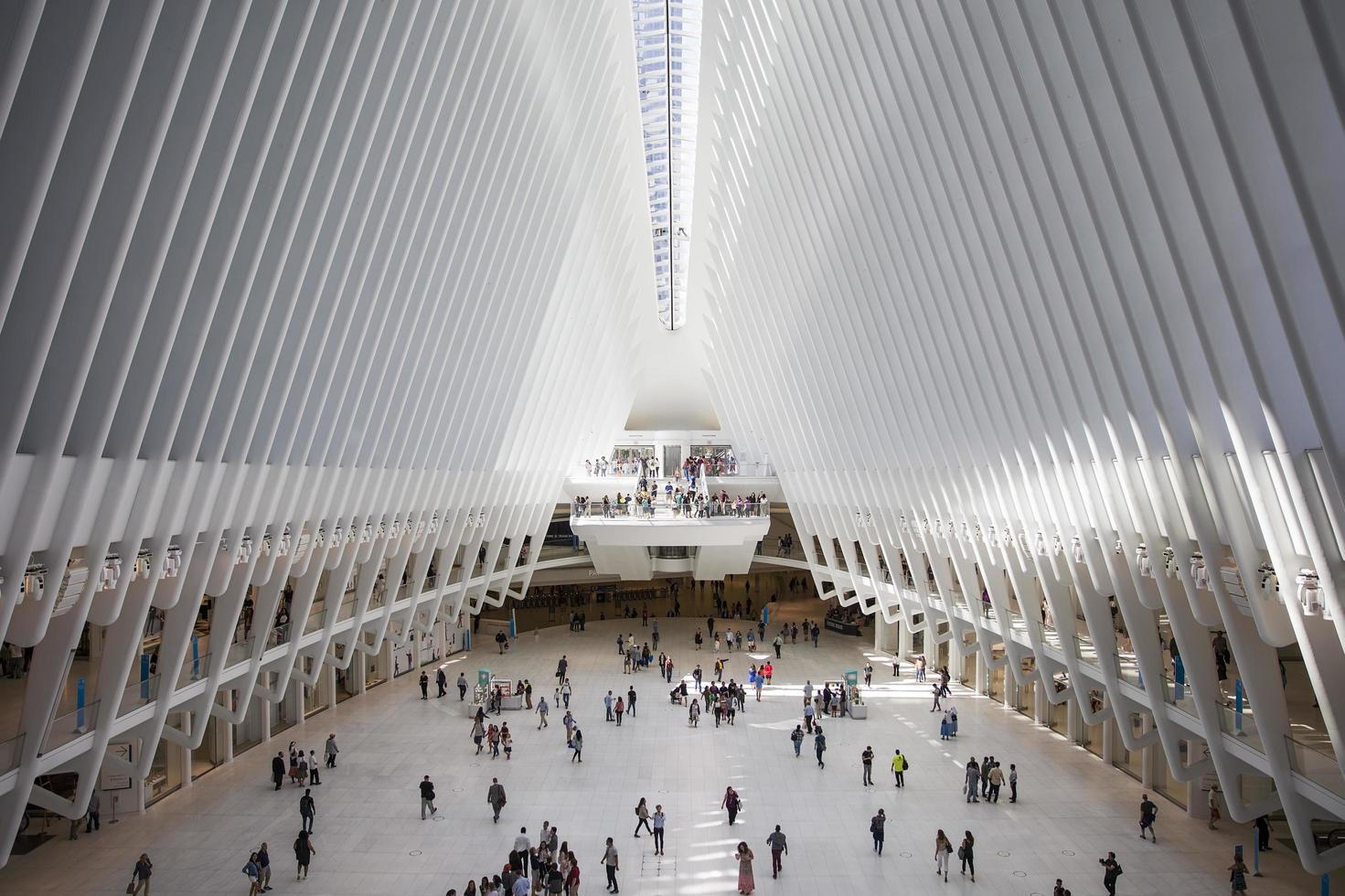 Nueva York, Estados Unidos, 30 de agosto de 2017 - Personas no identificadas en Oculus en Nueva York. oculus, una alucinante estructura de vidrio y acero diseñada por el arquitecto español santiago calatrava. foto