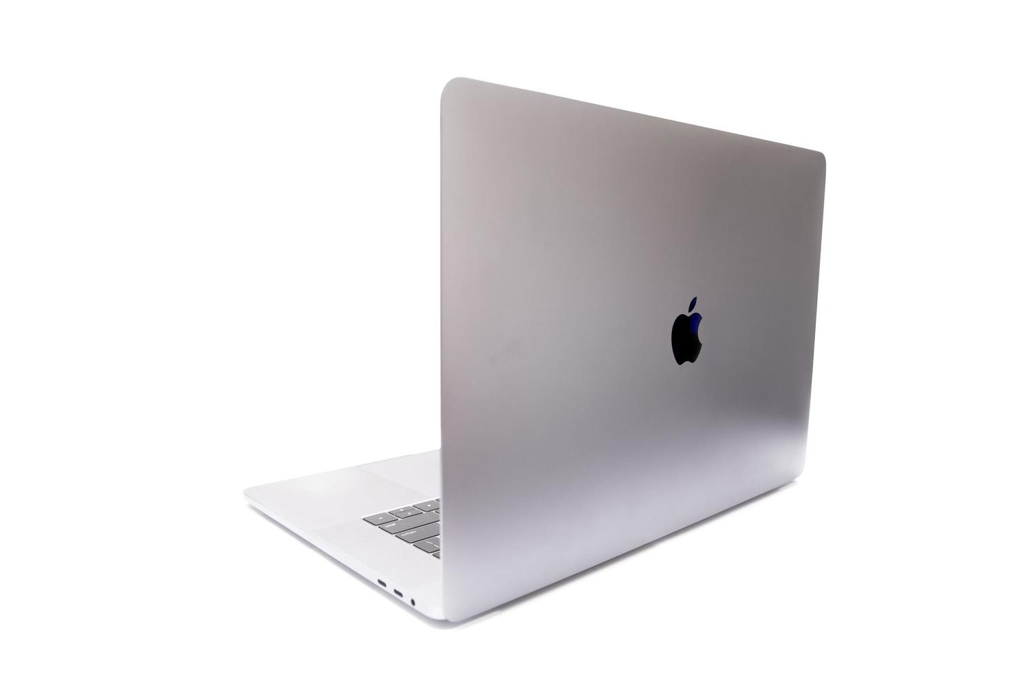 belgrado, serbia, 18 de julio de 2020 - computadora macbook aislada en blanco. el macbook es una marca de ordenadores portátiles fabricados por apple inc. foto