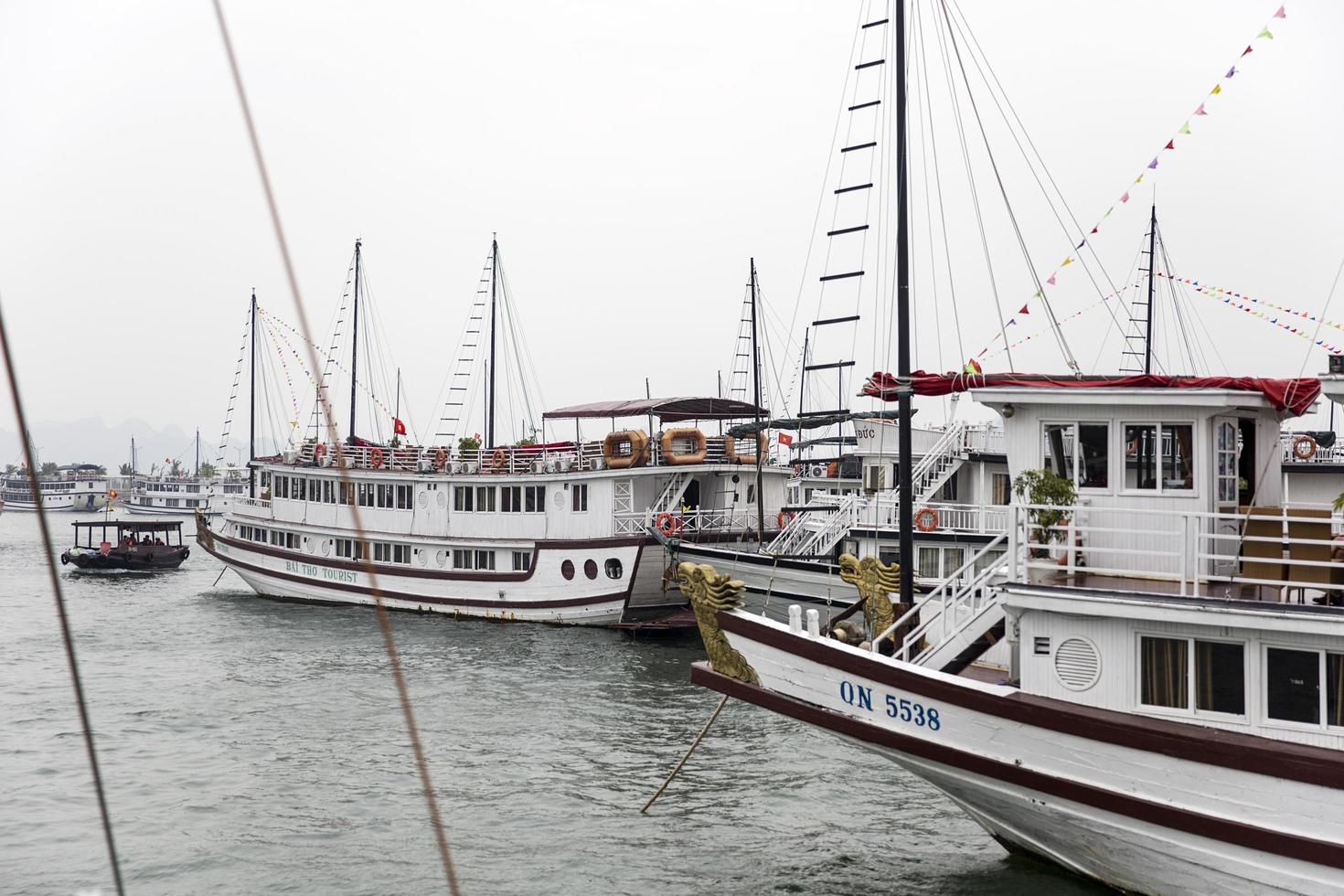 halong, vietnam, 28 de febrero de 2017 - cruceros turísticos en el puerto de halong. Las principales industrias en Halong son el turismo, los servicios, el comercio, la agricultura, la silvicultura y la pesca. foto