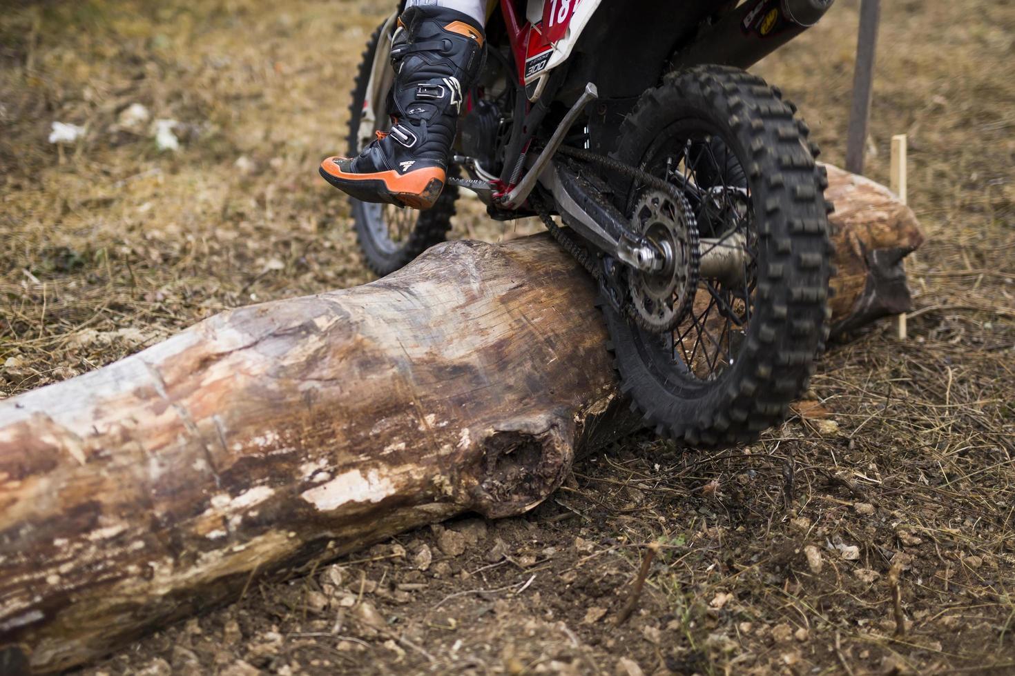 soko banja, serbia, 20 de octubre de 2018 - piloto no identificado en la carrera de hard enduro en soko banja, serbia. esta carrera de moto offroad tuvo lugar del 20 al 21 de octubre de 2018. foto