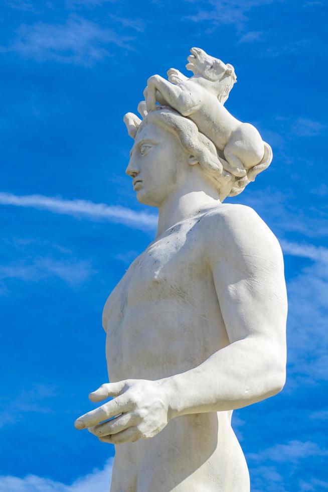Estatua de Apolo en la Place Massena en Niza, Francia foto