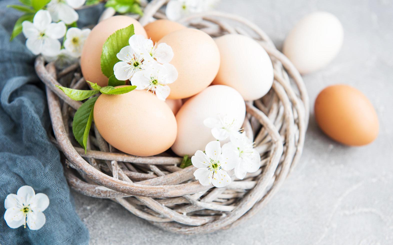 nido con huevos de pascua foto