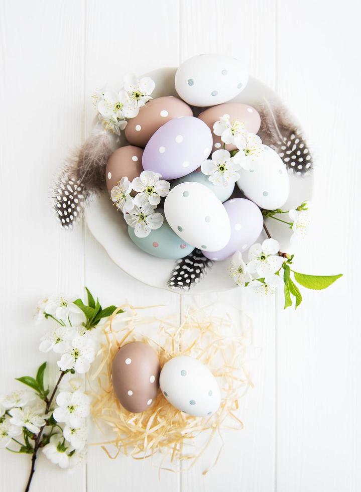 plato con huevos de pascua foto