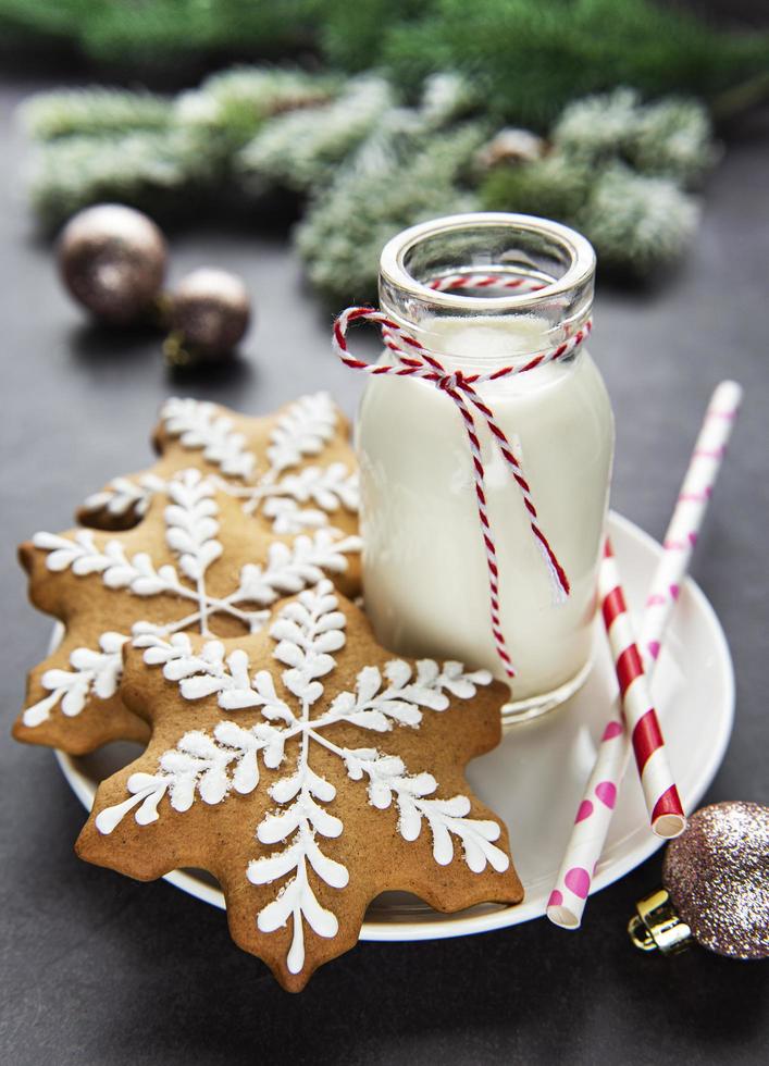 Deliciosas galletas de jengibre navideñas caseras con botellas de leche foto