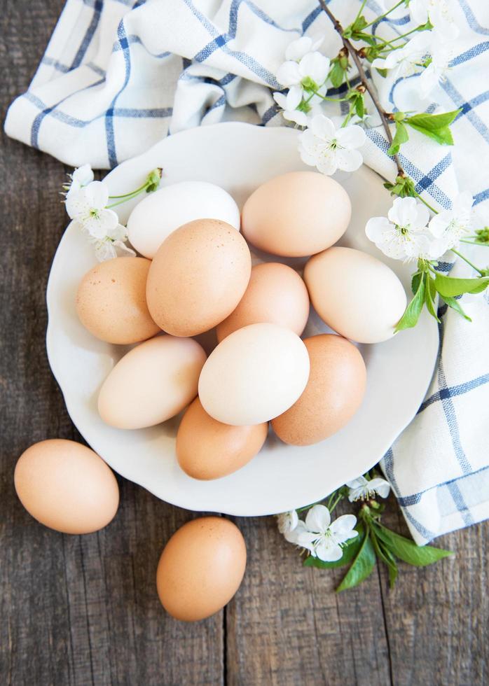 plato con huevos de gallina foto